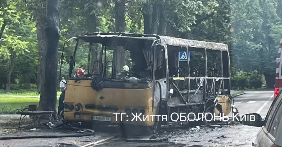 В Киеве во время движения загорелась маршрутка