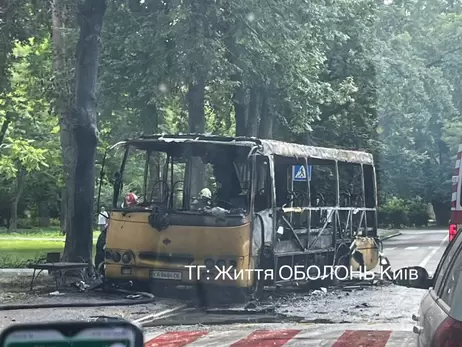 В Киеве во время движения загорелась маршрутка