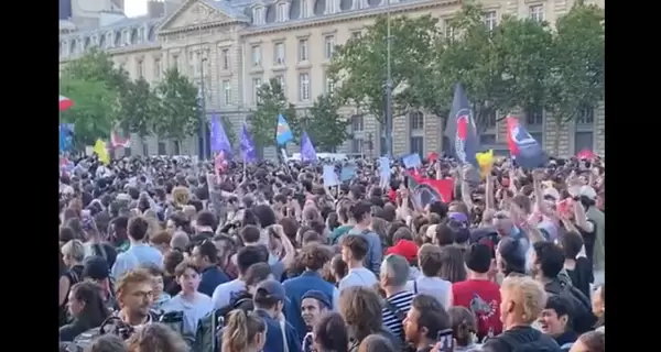 Во Франции произошли беспорядки, полиция применила газ и шумовые гранаты