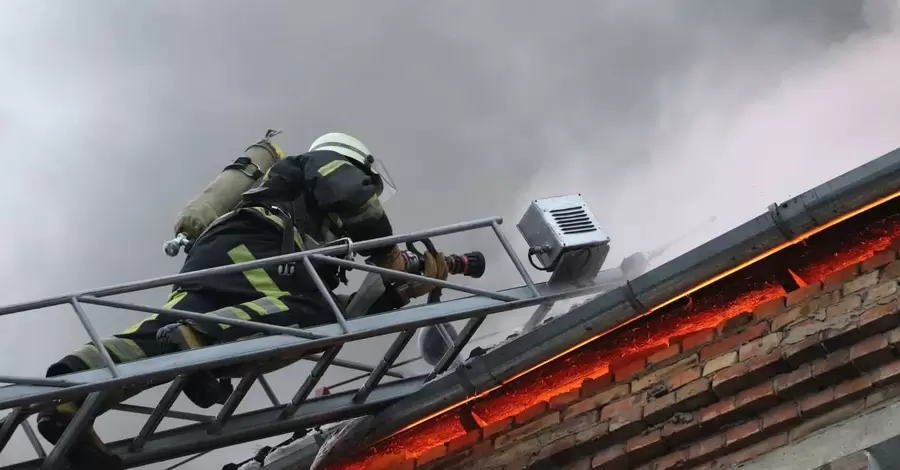 У Дніпрі пролунала серія вибухів і в небо здійнявся стовп диму