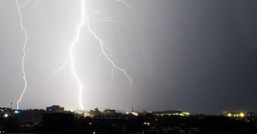 У Львові після удару блискавки почались пожежі, без світла залишились декілька районів