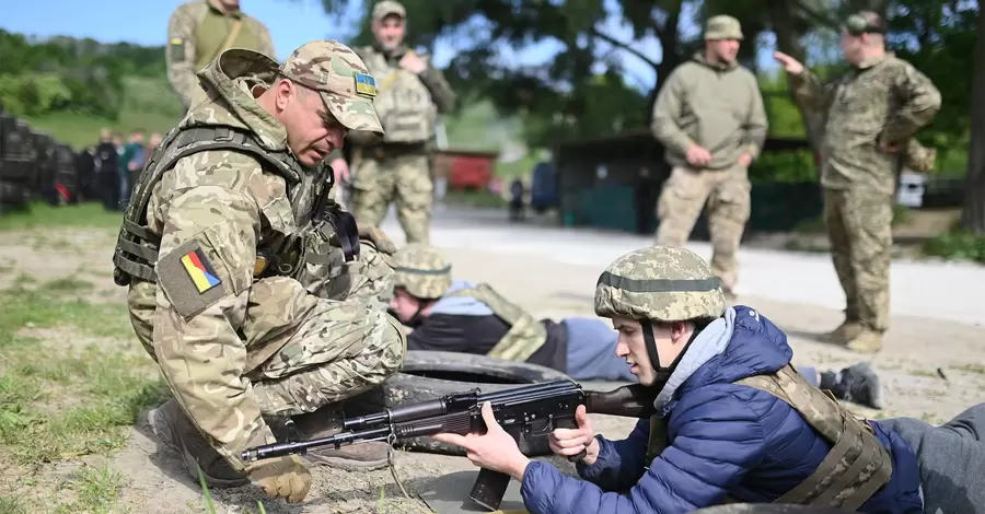 Українці проти поступок Росії, але не вважають, що бути ухилянтом соромно, - опитування