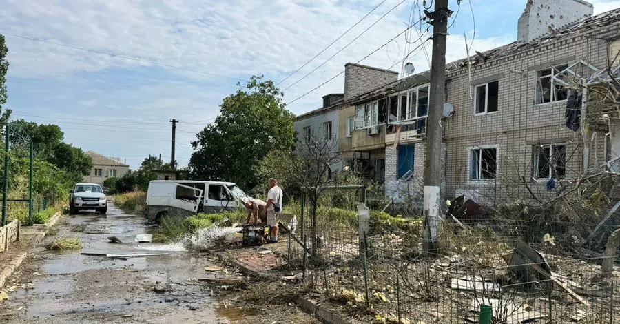 Внаслідок обстрілу селища під Херсоном загинули двоє людей, п'ятеро поранені