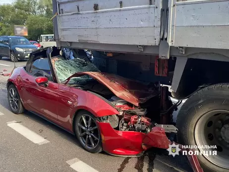 В Киеве столкнулись легковое авто и грузовик, есть погибший