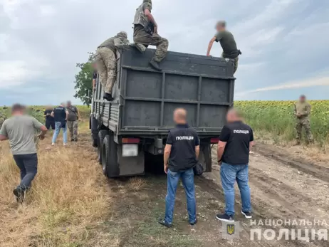 Антирекорд на Одещині - 48 чоловіків намагалися перетнути кордон у кузові вантажівки