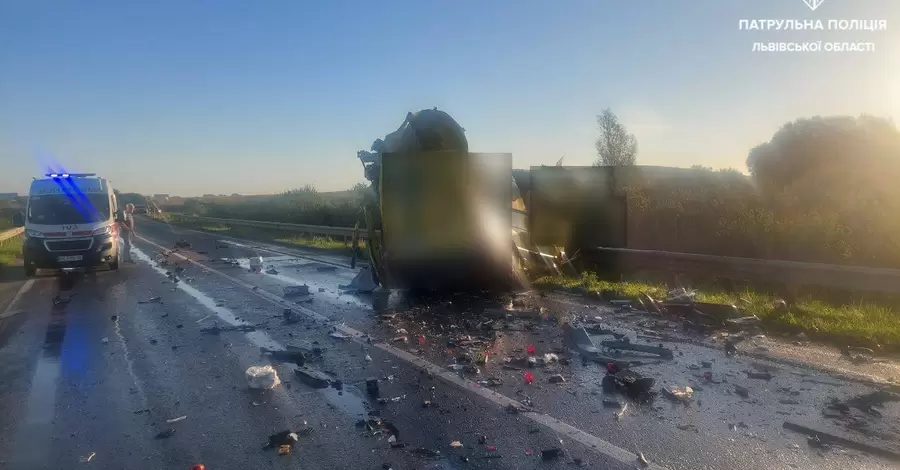 Во Львовской области столкнулись грузовик и микроавтобус, есть пострадавшие