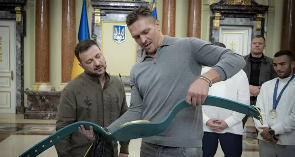 Усик подарил Зеленскому свой чемпионский пояс и заверил, что завоюет еще один 