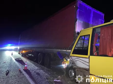 На Львівщині автобус із пасажирами зіткнувся з вантажівкою, є загиблий та травмовані