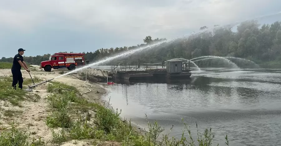 Забруднення води на Десні: радять чуткам не вірити, але водою запастись