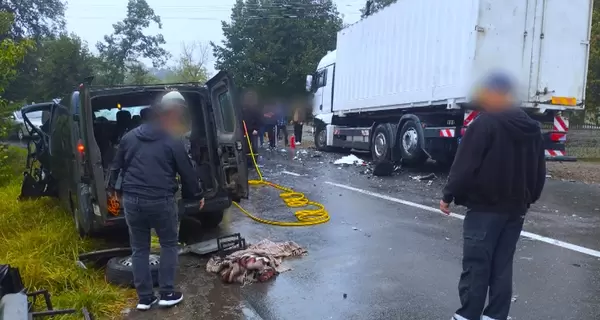 На Прикарпатье столкнулись грузовик и легковый автомобиль, есть погибшие и пострадавшие