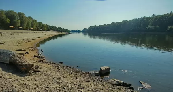 Загрязнение в Десне достигло Киевщины, очищать воду собираются углем