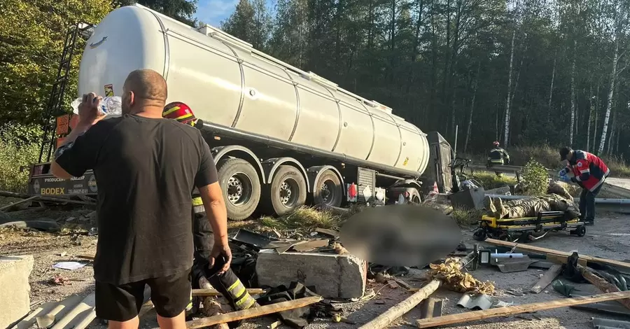 На Рівненщині автоцистерна врізалася в блокпост - загинув поліцейський, поранено військовий і кінолог