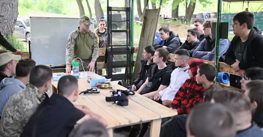 Уроки з «Захисту України»: що кажуть батьки, вчителі та діти про оновлений предмет