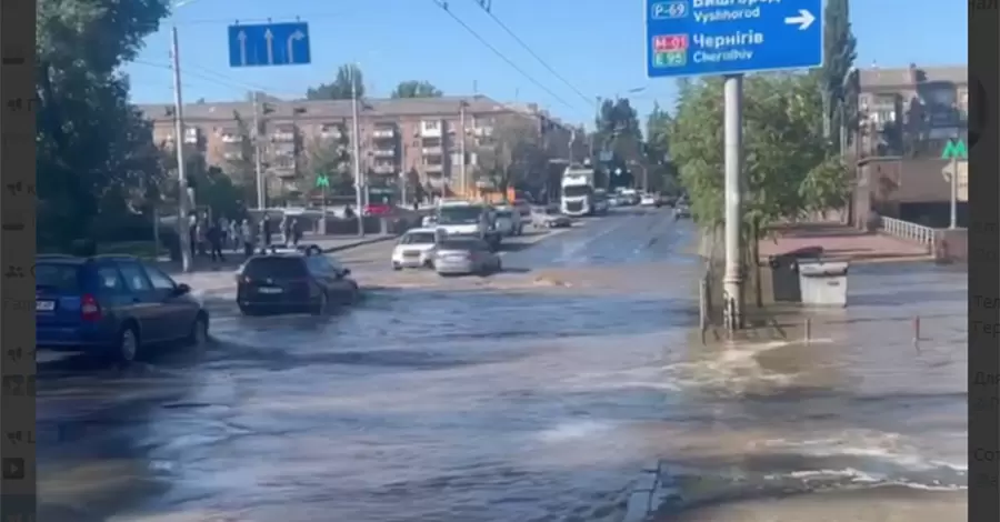 В Киеве затопило улицу возле метро 