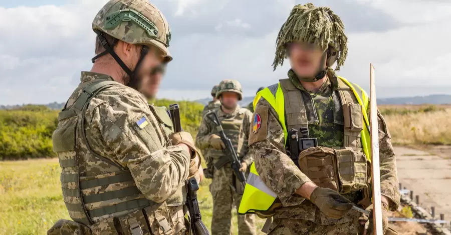 Макрон показав, як бійці бригади Анни Київської проходять підготовку у Франції 