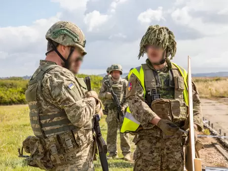 Макрон показав, як бійці бригади Анни Київської проходять підготовку у Франції 