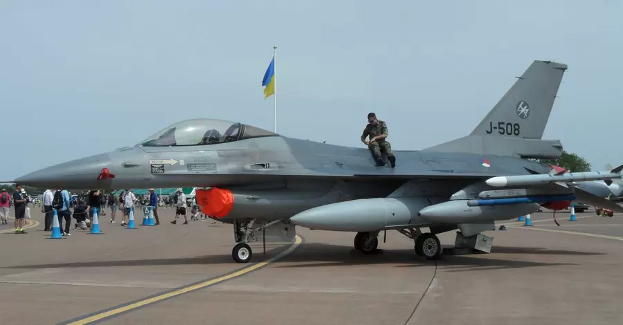 Мог ли украинский F-16 сбить вражеский Су-34 с КАБами? Мнение авиаэксперта