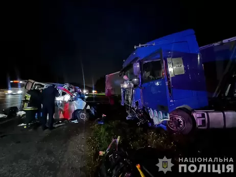 В Винницкой области грузовик столкнулся с микроавтобусом, погибли 6 человек