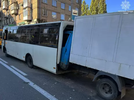 В Киеве грузовик въехал в маршрутку - погибла пассажирка, еще пять человек пострадали