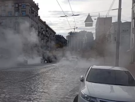 Вулиці у центрі Києва затопило гарячою водою, поліція попередила про ускладнення руху транспорту