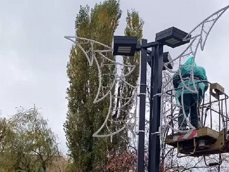 Свято наближається - у Харкові встановлюють новорічні декорації