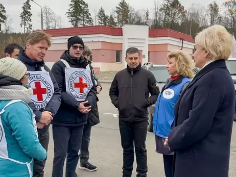 Лубінець зустрівся з російським омбудсменом та передав військовополоненим українцям листи від родичів