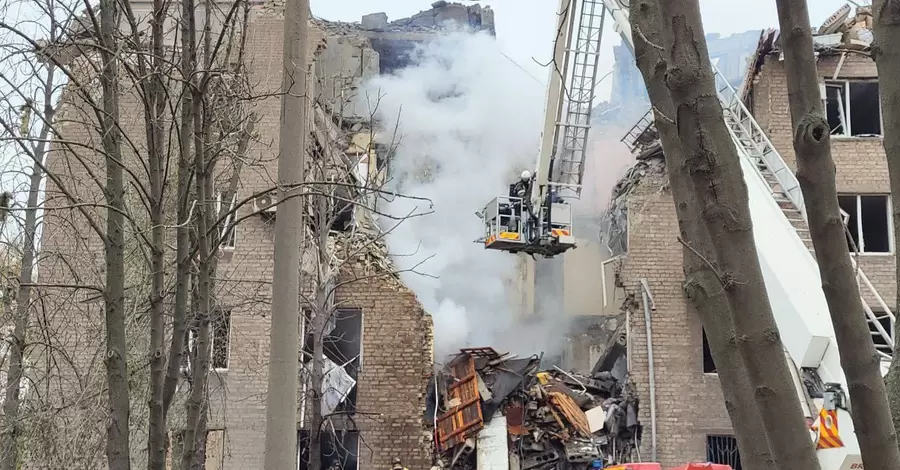 Під завалами п'ятиповерхівки у Кривому Розі шукають жінку і трьох дітей