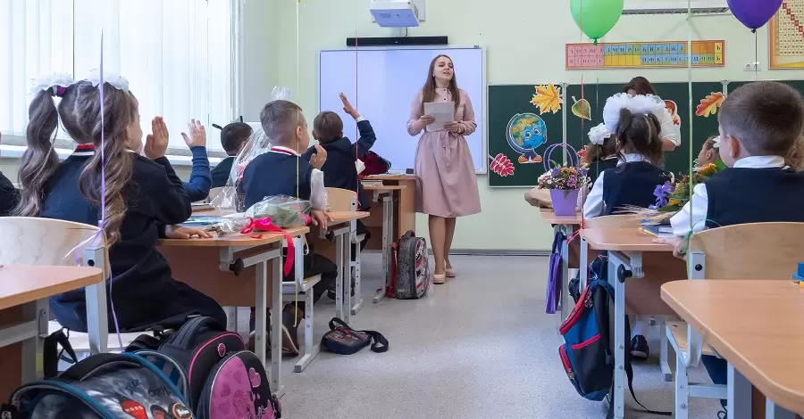 Працівники педагогічної сфери з найнижчими зарплатами отримуватимуть щомісячну доплату 