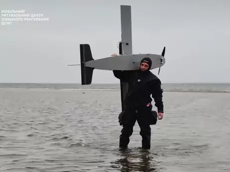 З Київського водосховища дістали залишки БПЛА, а з квартири п'ятиповерхівки – частину ракети