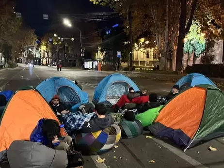 В центре Тбилиси протестующие установили палатки