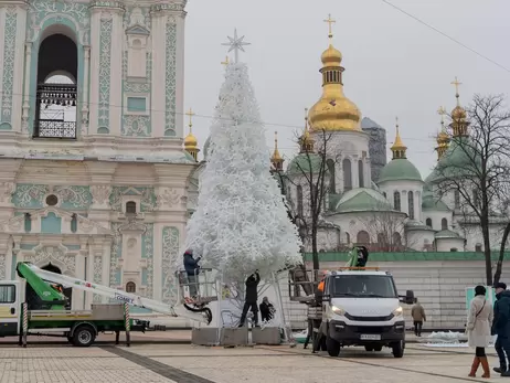 Білосніжна ялинка на Софійській площі вже із зіркою, але ще без іграшок