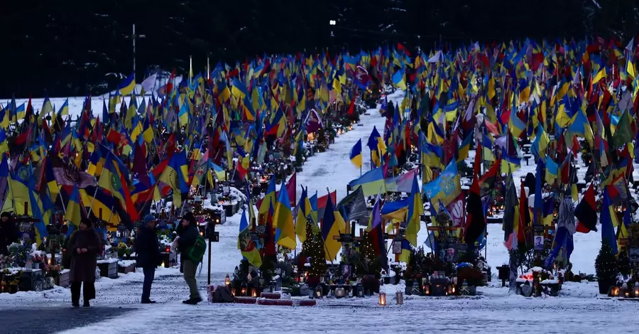 Вифлеємський вогонь миру доставили у Львів, спочатку його запалили на могилах захисників