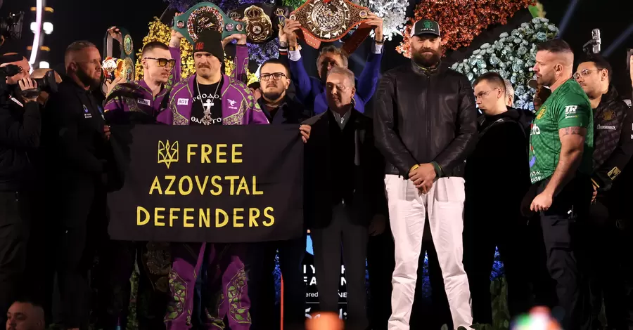 Усик вышел на церемонию взвешивания с флагом Free Azovstal Defenders