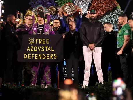 Усик вышел на церемонию взвешивания с флагом Free Azovstal Defenders