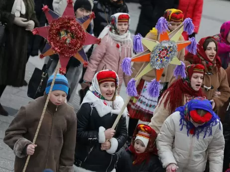 Провісниця Різдва: традиційна зірка колядників має 8 променів, дзвенить і крутиться