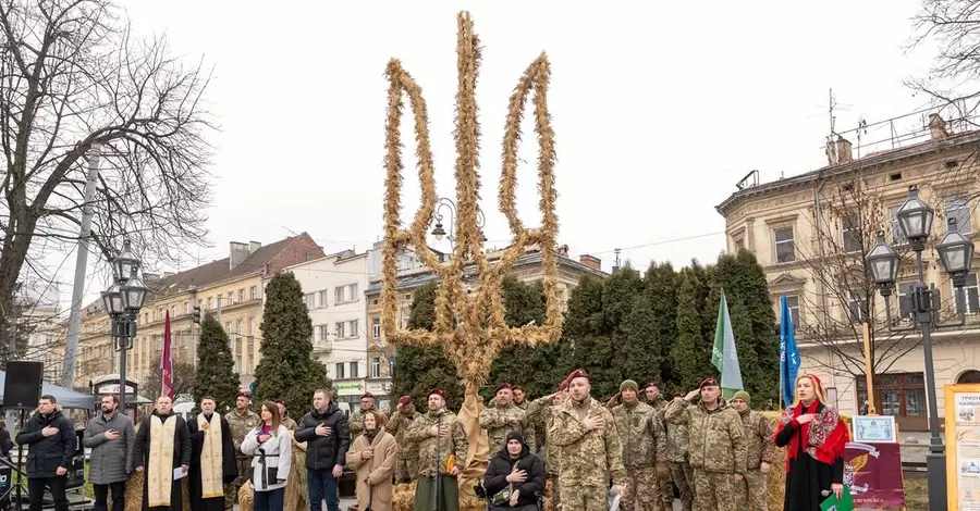 У Львові встановили найбільший в Україні тризуб із дідухів