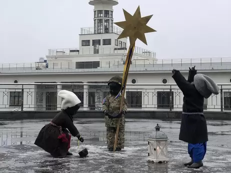 Мініскульптури Кия, Щека та Хорива перевдягли у святкові костюми до Різдва