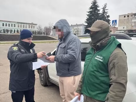 Экс-чиновник из Изюма выдавал старые дома за здания, поврежденные обстрелами