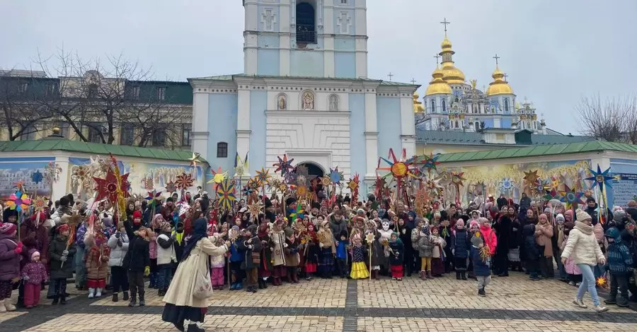 Різдзвяна хода з колядницькими зірками: у центрі Києва нагадали традиції українців