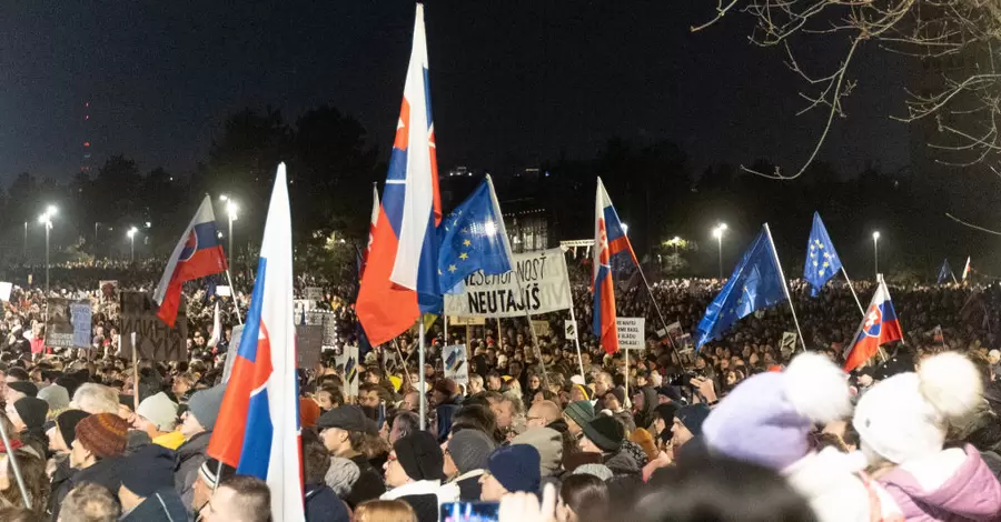 У Словаччині спалахнули масові протести проти уряду Фіцо