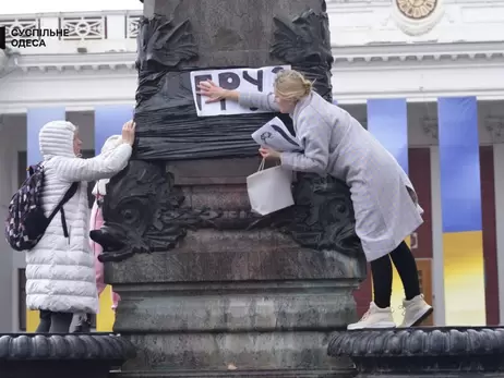 В Одесі після російської атаки на пам'ятник Пушкіну повісили плакат 