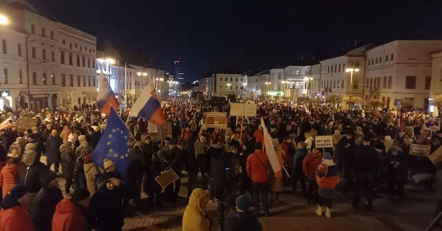 У містах Словаччини почалися масові протести проти уряду Фіцо