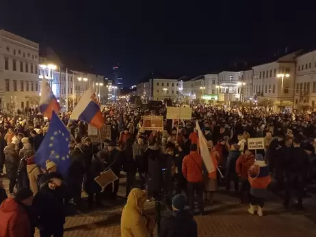 У містах Словаччини почалися масові протести проти уряду Фіцо