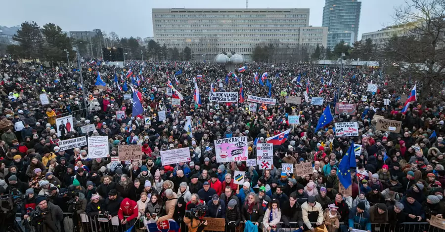 У Словаччині рекордні протести проти Фіцо - люди виступають проти політики уряду 