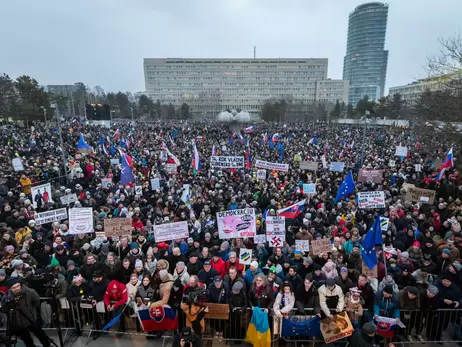 У Словаччині рекордні протести проти Фіцо - люди виступають проти політики уряду 