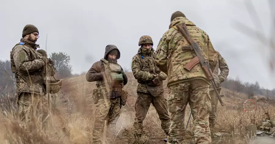 Военным следует готовиться к переходу на контрактную армию, - Зеленский