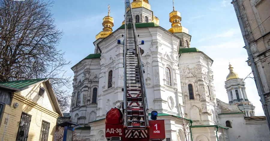 В киевской Лавре на куполе храма завалился крест - спасателям пришлось демонтировать 