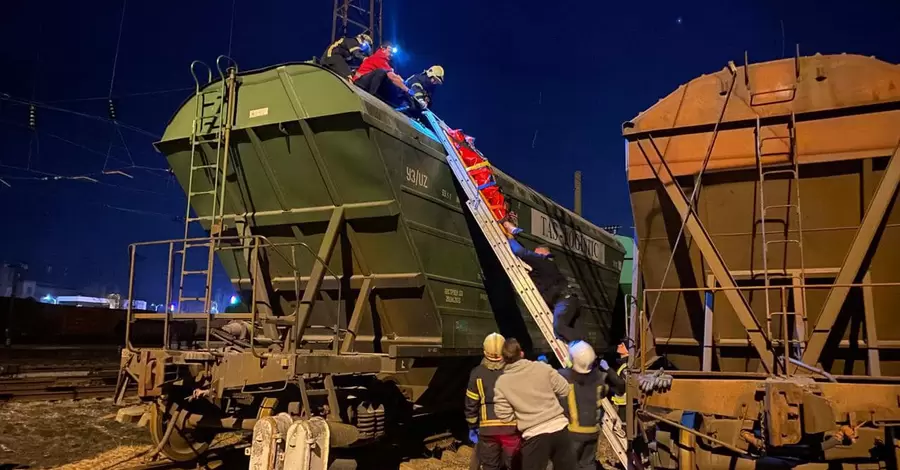 В Одессе двух подростков ударило током на крыше грузового поезда, один из них погиб