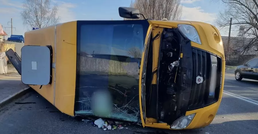 На Київщині внаслідок ДТП перекинулась маршрутка з пасажирами 