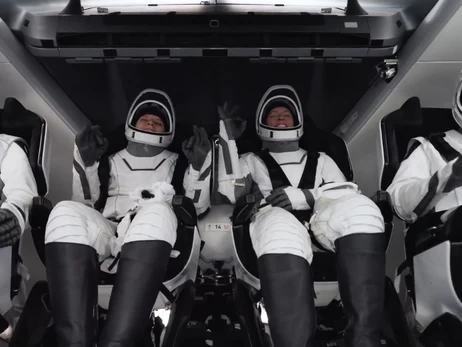 Астронавти SpaceX показали унікальне відео прольоту над полюсами Землі